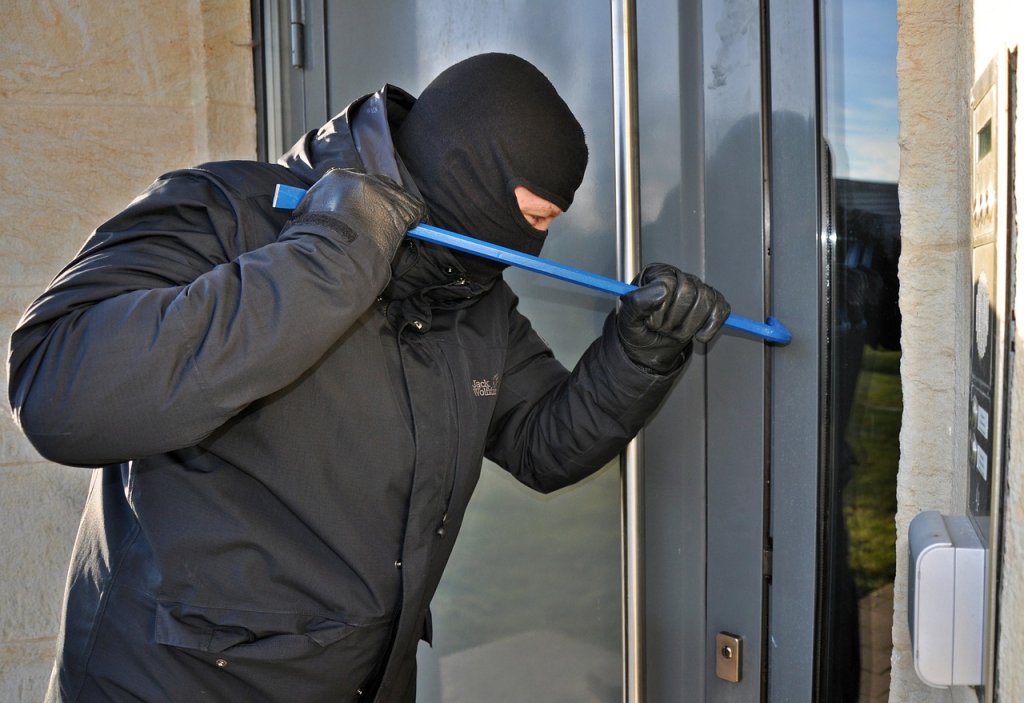 Man in balaclava, burglar, trying to break into a house. Image by <a href="https://pixabay.com/users/s_salow-9096056/?utm_source=link-attribution&utm_medium=referral&utm_campaign=image&utm_content=3718381">Steffen Salow</a> from <a href="https://pixabay.com//?utm_source=link-attribution&utm_medium=referral&utm_campaign=image&utm_content=3718381">Pixabay</a>.