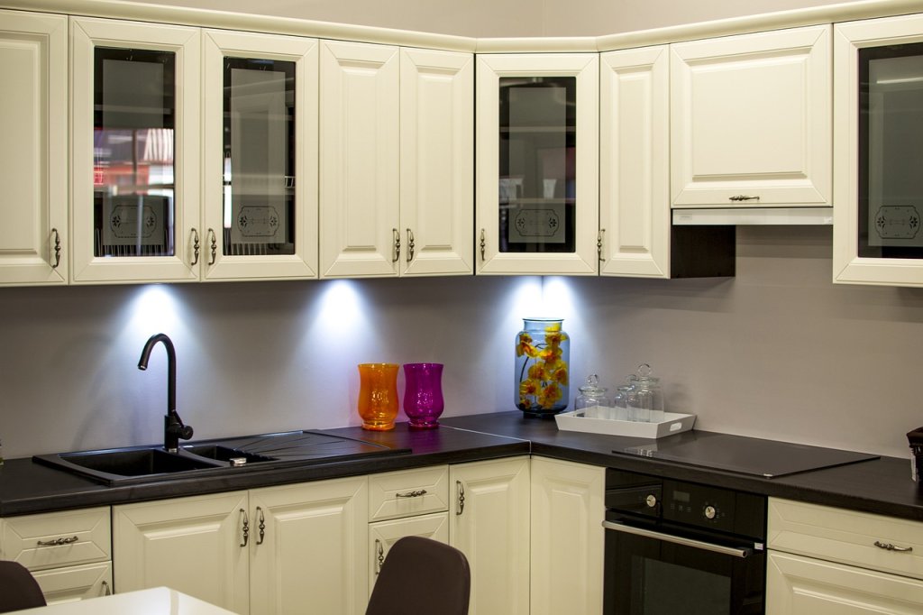 Kitchen cabinets. Image by <a href="https://pixabay.com/users/stocksnap-894430/?utm_source=link-attribution&utm_medium=referral&utm_campaign=image&utm_content=2609712">StockSnap</a> from <a href="https://pixabay.com//?utm_source=link-attribution&utm_medium=referral&utm_campaign=image&utm_content=2609712">Pixabay</a>.