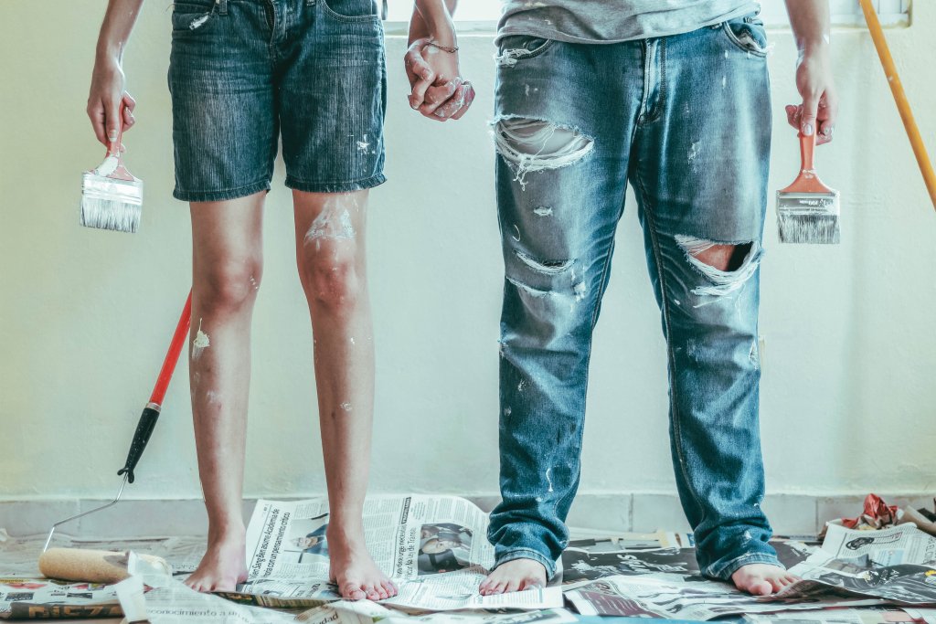 Painting and decorating DIY. Photo by <a href="https://unsplash.com/@roselyntirado?utm_source=unsplash&utm_medium=referral&utm_content=creditCopyText">Roselyn Tirado</a> on <a href="https://unsplash.com/photos/GDWmu0bFfS4?utm_source=unsplash&utm_medium=referral&utm_content=creditCopyText">Unsplash</a>.